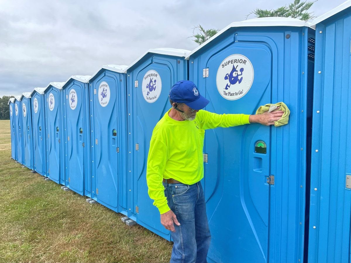 Portable restroom cabin 9